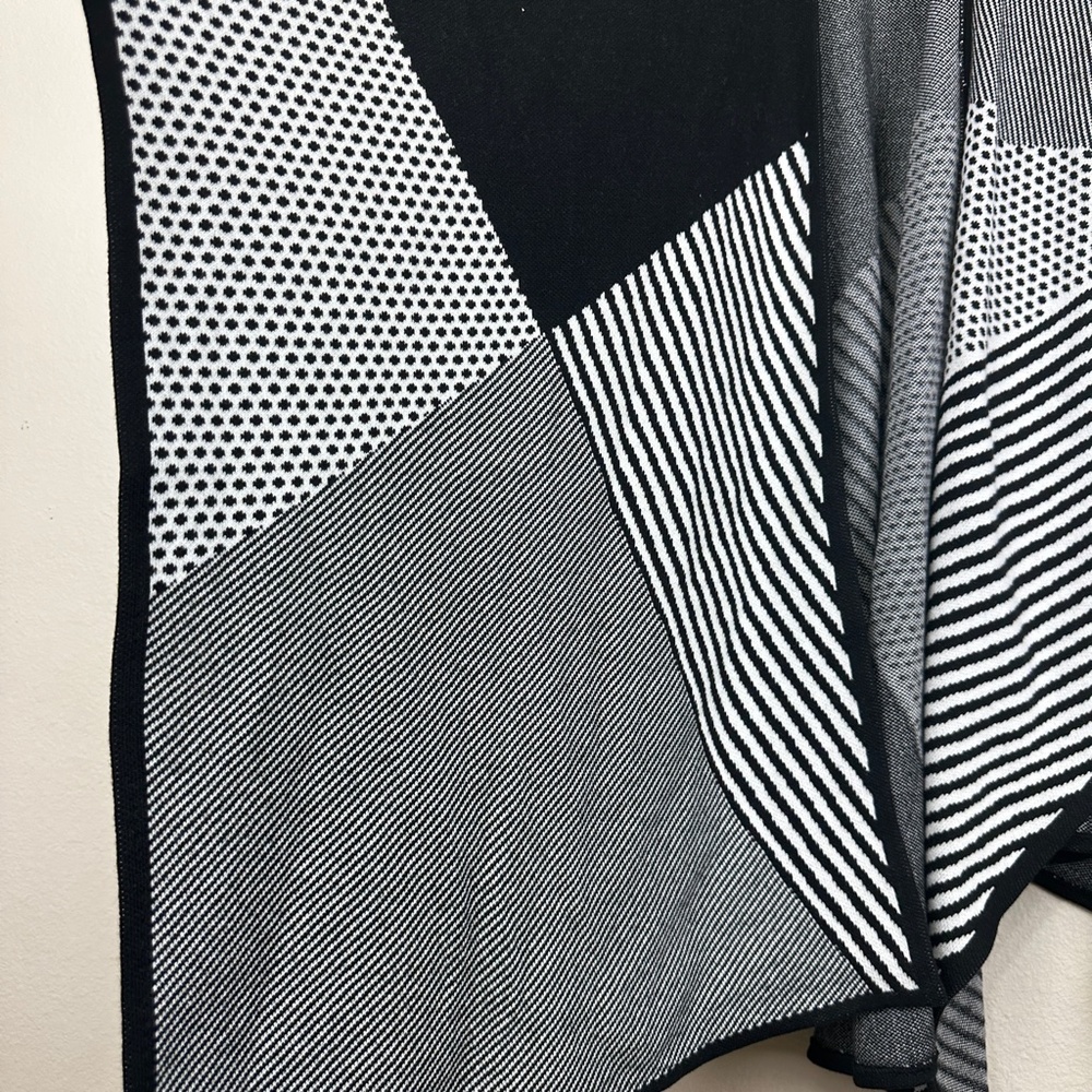 Chico's Geo Graphic Jacquard Poncho Cape One size - Picture 4 of 6